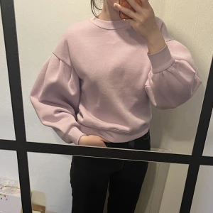 Lila tröja - Lila tröja med puffiga ärmar. Jätteskön tröja på insidan.