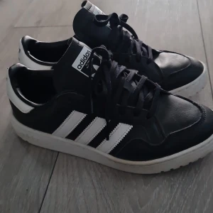 Snealers - Skinn,obetydligt använd, strl 37 1/3