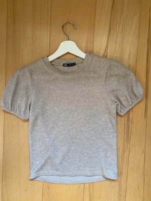 Stickad t shirt  - Stickad t shirt från zara!💓Mysig och väldigt somrig. Super fin💕Säljer pga inte amdvänds lika mycket längre. Skriv för mer bilder och frågor!!💓Pris kan diskuteras 💓😊😊