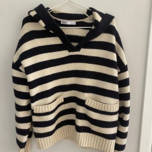 Randig stickad tröja - Skitsnygg stickad tröja! Sticks inte kTräjan är från zara och är i storlek L men sitter som en S! Skriv till mig för fler bilder❤️