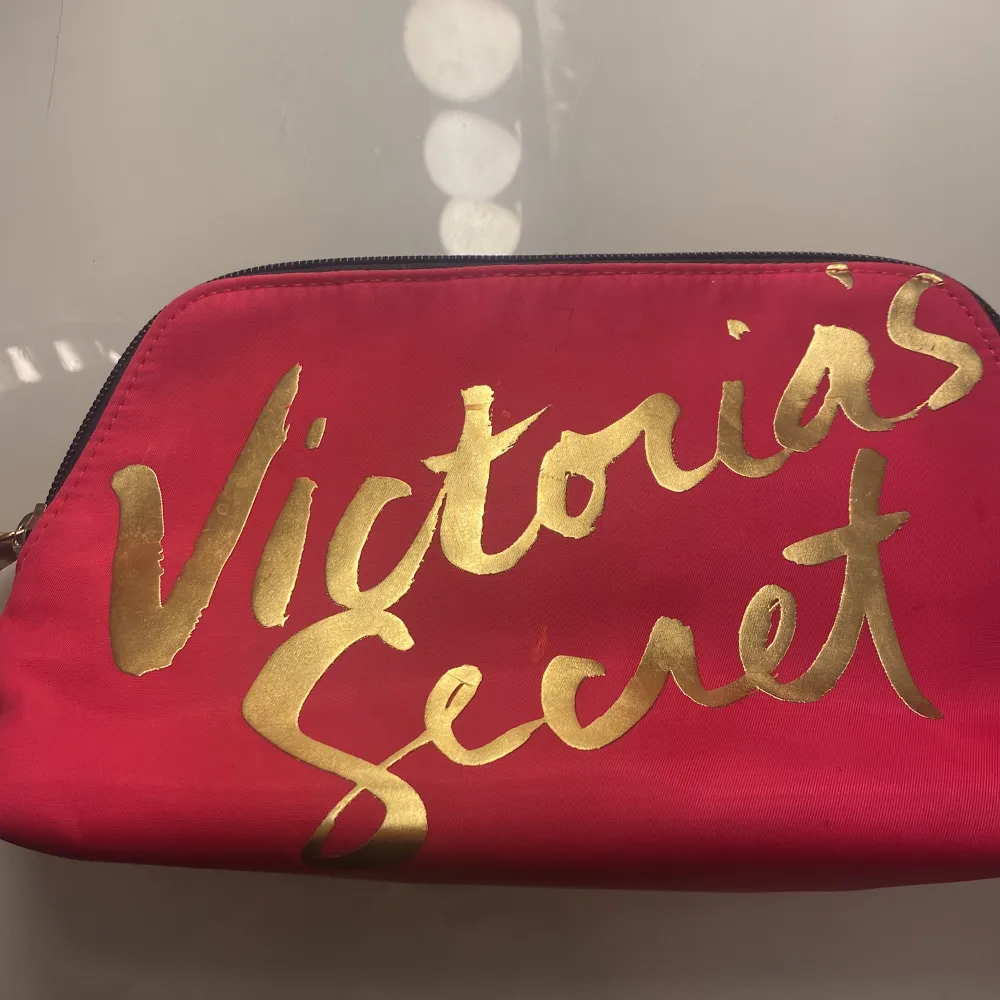 En Victoria secret necessär som är i jätte bra skick. Det finns ganska mycke utrymme, till att ha i smink e.x <3. Väskor.