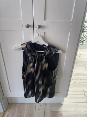 Blus - Slutsåld blus från hm. Så cool blus i olika färger i siden aktigt material. Är i nyskick 