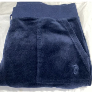 Juicy Couture - (PRISET KAN EVENTUELLT DISKUTERAS) Haft på mig byxorna ett par gånger, känner att de inte va något för mig och säljer de nu. Byxorna är felfria och har inga skador över huvud taget. 