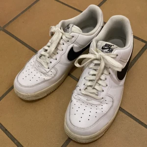 Air force 1 - Storlek 42. Bra skick då använda i 5 till 6 månader 