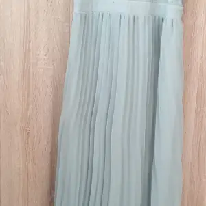 Ljusblå balklänning, utmärkt till bröllop! Dragkedja där bak med öppen rygg och spettsöverdel. Helt ny, använd en gång! 