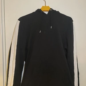 Hoodie - Hoodie med vita detaljer på armarna