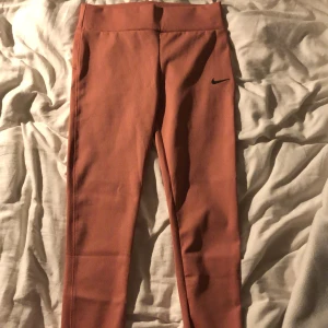Träningsbyxor  - storlek S Högmidjade nike träningsbyxor. Aldrig använda pga att de är för stora. 