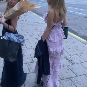 Balklänning - Säljer nu denna balklänning från True Decandance i färgen dusty lilac! Enddast använd en gång. Jag är 169, den är lite för lång men går att sy upp! Nypris ligger på 2000kr