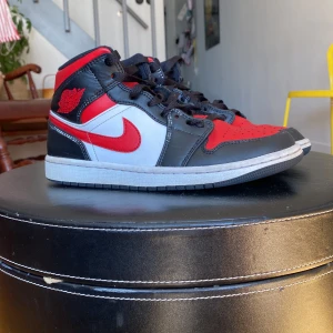 Jordan 1 red and black  - Röd svarta Jordan 1 storlek 41 använda men väldigt rena 