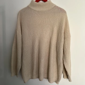 Stickad polotröja - Stickad polotröja/tjocktröja från HM. Divided. Strl M. 