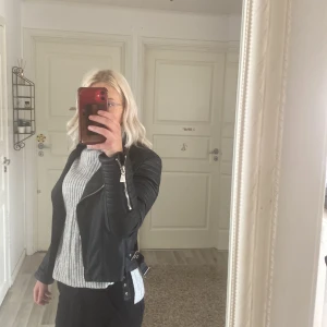 Skinnjacka  - Säljer denna skinnjacka för den är för liten för mig 