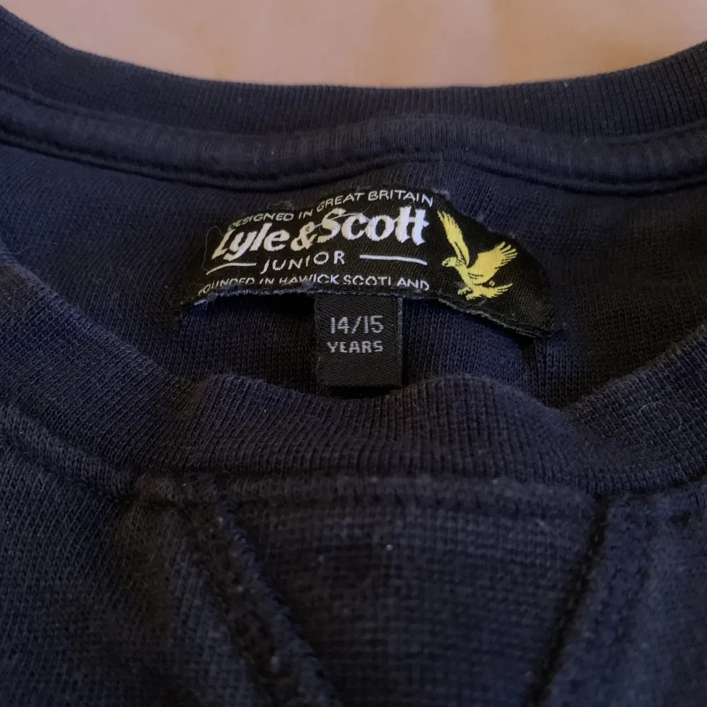 Säljer en Lyle & Scott sweatshirt. Tröjan är 14/15 years så ungefär XS/liten S . Tröjan är något år gammal men inte använd särskilt mycket.  Kan sänka priset vid snabb affär.. Tröjor & Koftor.