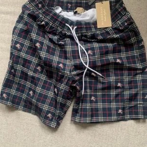 Helt nya Burberry badshorts storlek M - Säljer ett par äkta Burberry badshorts med tags. Köpta för små och glömde returnera dom. Nypris 4.800 kr Hämtas i Malmö eller skickas spårbart med postnord 