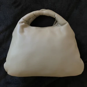 Fint puffy väska - Säljer den här puffy väskan från Mango, jag köpte den för 250 och den har använts 2 gånger så vi kan diskutera priset!