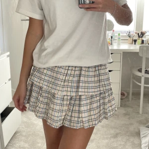 AERIE kjol - Säljer denna kjol från Aerie som jag köpte i USA! Supersöt men inte min stil riktigt☺️