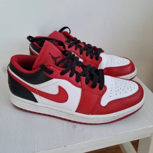 Air jordan 1 low stl 41. White/gym red-black - Mkt fint skick. Srl 41  Trossö Swish 