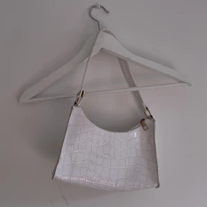 Vit väska - Knappt använd. Liten defekt, se bild 