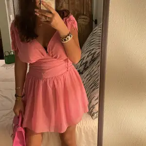Jättesnygg rosa klänning perfekt till sommaren, använd en gång. 