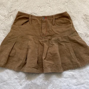DKNY kjol - Säljer en helt oandvänd vintage kjol  från märket DKNY. Kjolen är i helt nytt skick💕💕
