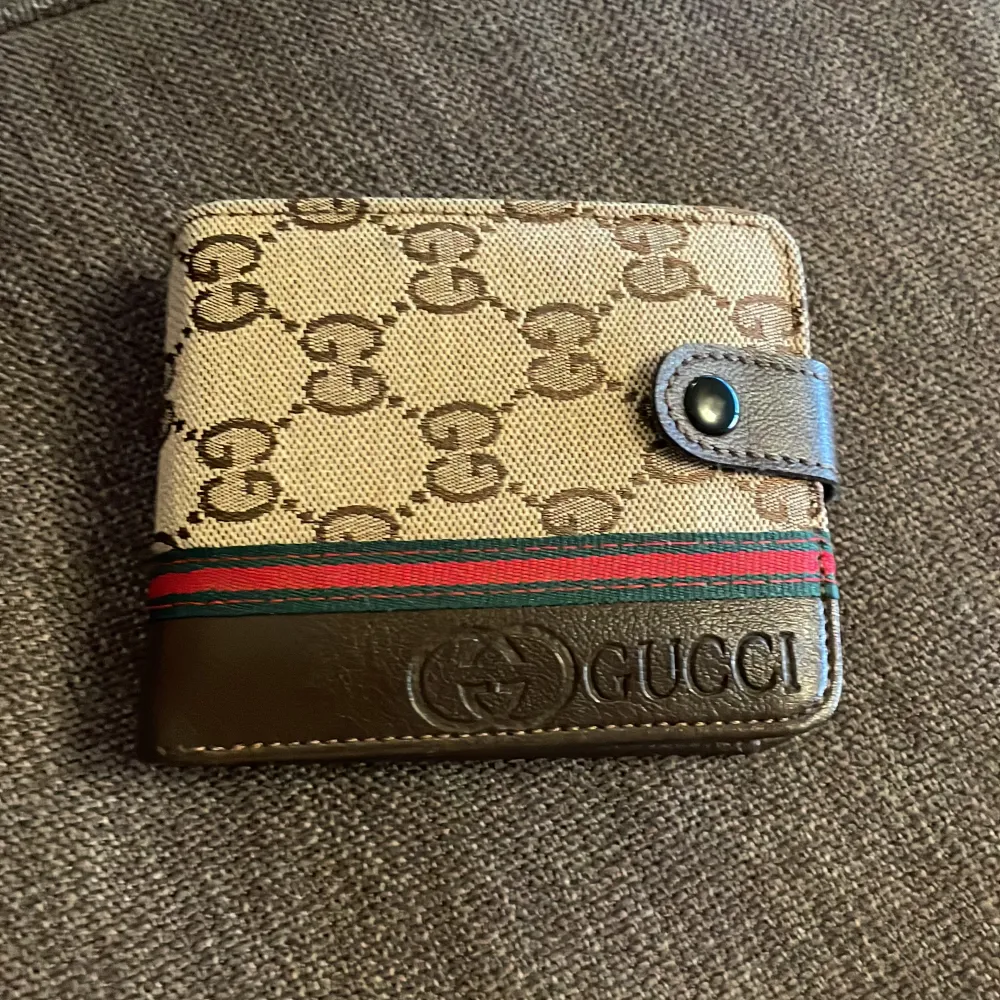 Säljer min Gucci plånbok. Det är en bra kopia jätte fin. Väskor.