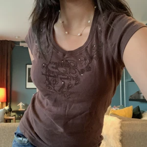 Fin tshirt! - Supercool tshirt från tidigt 2000-tal! Bra skick! Kontakta gärna för fler bilder🤎