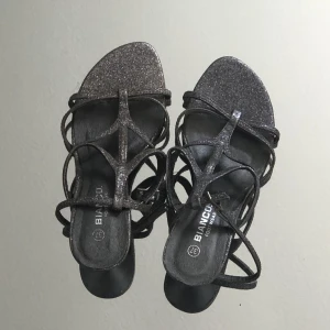 Klackskor  - Säljer dessa otroligt snygga klackskorna som inte är för höga och inte för låga heeelt perfekta!!! Kollar man noga ser man lite slitningar men inget som syns när skorna sitter på!! Storlek 37💕Jag står för frakten🤚🏼