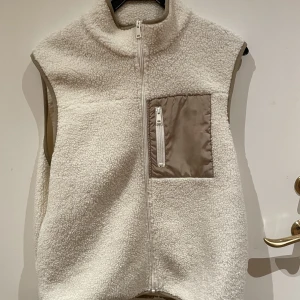 Teddyväst - Gosig teddyväst från ADPT, använd fåtal gånger😊