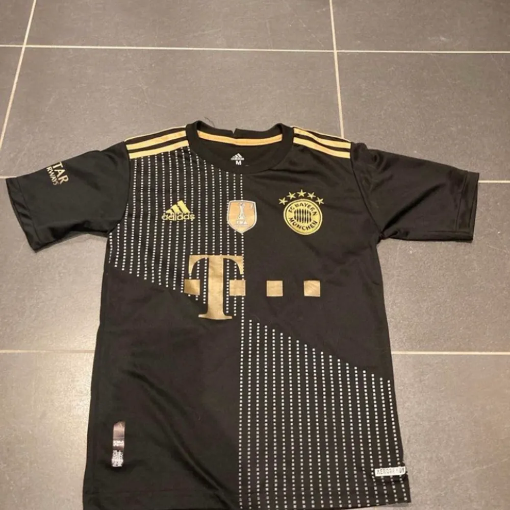 Storlek M (sitter mer som S) Tröjan kommer ifrån när Bayern München vann Champions League och därav guldet på tröjan  . T-shirts.