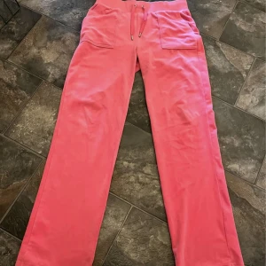 Juicy byxa medium - Storlek medium med bra skick om man bortser från att 1 snöre är lite sönder. Möts i Tomelilla eller post men köpare betalar frakten. Kan också bytas mot kläder i s/m ex dirtcult eller presentkort sommarkläder o sånt 