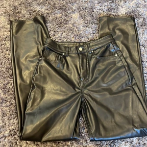 H&M skinnbyxor - Svarta skinnbyxor från H&M, använda några få gånger. Inga skador eller fläckar. Ny pris 399, säljer för 200.