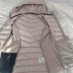 Beige SOC jacka - En jacka från SOC som knappt är andvänd.  