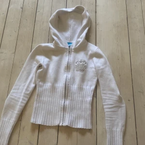 y2k tröja - Jättefin zip up tröja som är lik juicy couture. Står att det är storlek S men skulle säga att den är mer xs. Säljer för 150kr. Skriv privat för fler bilder🤗