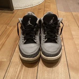 Nike Jordan air 3 Retro wolf grey  - Säljer mina Jordan 3 Retro wolf grey som inte kommer till användning längre. Dom är i bra skick, endast generellt använda. Ser ut som på bilderna. Storlek 43