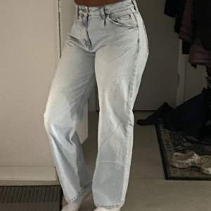 Midwaist jeans från Pull & bear. Används inte längre och säljs därför :)