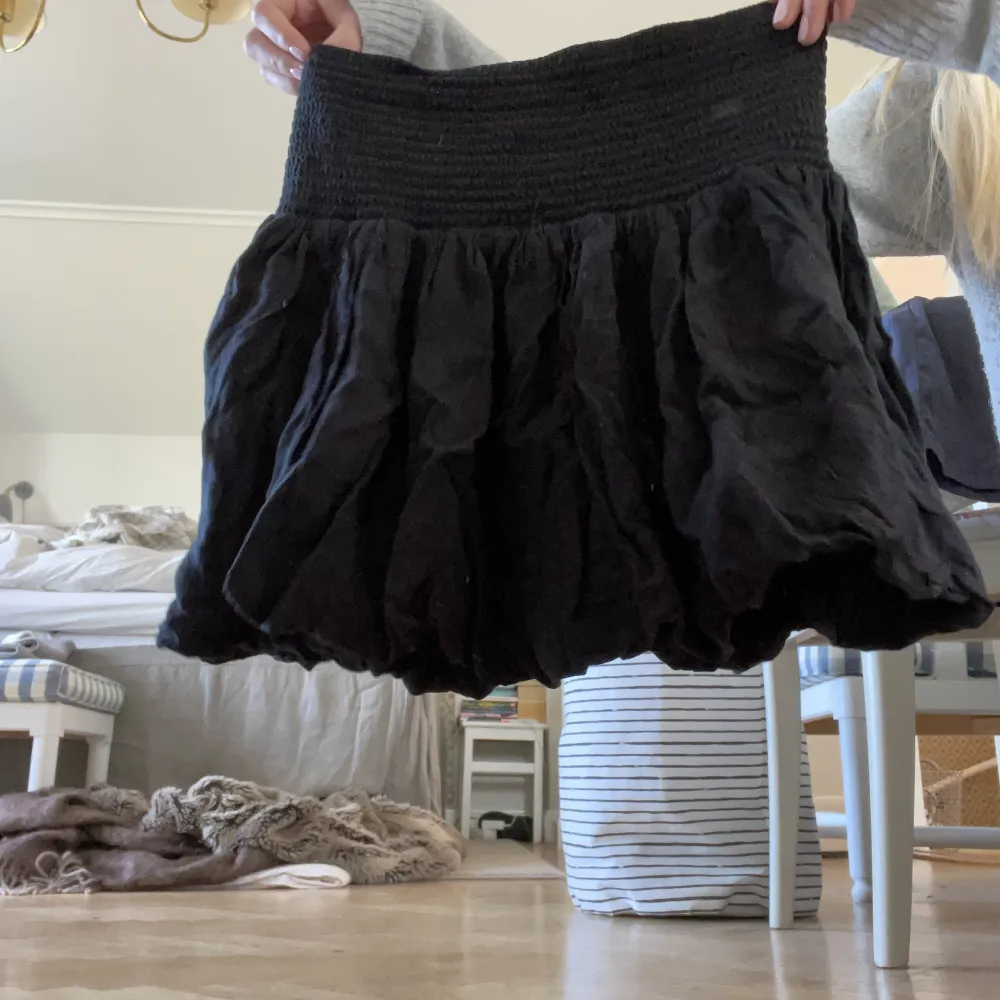 En super fin svart kjol från Lindex! Inga defekter och köpt förra året men använd få tal gånger😊. Kjolar.