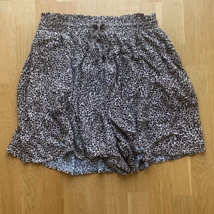 Leopard kjol - Så har typ shorts under så du inte visar något funkar för olika storlekar för går o dra åt