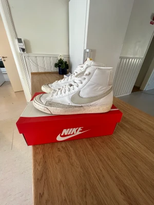 Nike Blazers Beige - Storlek EU:45 US:11 Använda väldigt få gånger, lite smutsiga men lätt att få bort!