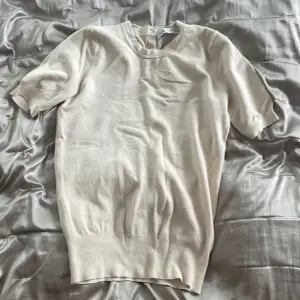 En beige/krämfärgad stickad t-shirt från zara. Den är i bra skick och passar båda xs och s