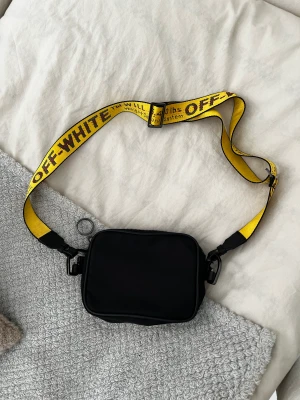 Offwhite väska  - Säljer en Offwhite väska då jag inte använder den   Köpt på ebay så vill tillägga att jag inte kan garantera äkthet 