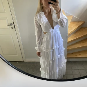 Vit maxiklänning - Säljer en så vacker maxiklänning i storlek S, endast testad.