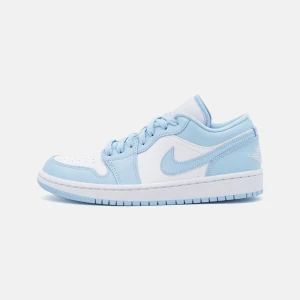 Ice blue nike dunks - Helt nya fina nike dunks köpta för 2800 kr. Ej använda. Säljer för minst 1200 kr. Köparen står för frakten!