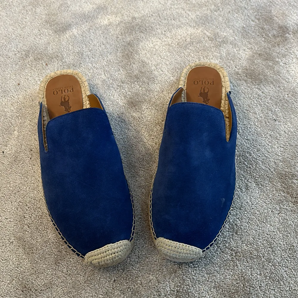 Blåa, snygga, mocka slippers från Polo Ralph Lauren. Köpte fel storlek och lyckades inte returnera i tid.:-). Skor.