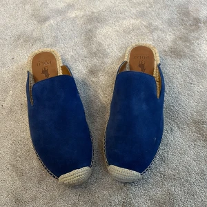 Polo Ralph Lauren mocka slippers, oanvända - Blåa, snygga, mocka slippers från Polo Ralph Lauren. Köpte fel storlek och lyckades inte returnera i tid.:-)