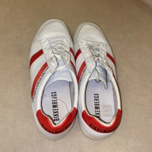 Bikkembergs skor - Jätte fräscha skor för sommaren -fest ..osv !! Används 1 gång   köpts för 2700:- passar 42,5 