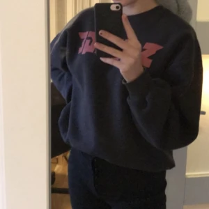 Gina tricot sweatshirt - Sweatshirt med tryck från Gina tricot. Använd men i bra skick! 💕