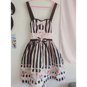 Body line lolita klänning - Sälker denna bodyline lolita klänningen då den inte passade, den är näst intill nyskick På lappen står det 2xl men den är mer en m eller l  Finns dock snörning och dragkedja på sidan  Stoleken på lappen 