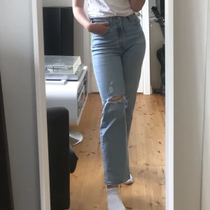 Levis jeans Ribcage straight stl. 28 - Favoritjeans från Levis med väldigt snygg passform.  Hålet på knät har blivit mer upprivet än vid köp men fortfarande väldigt bra kvalitet.  Nypris 1200