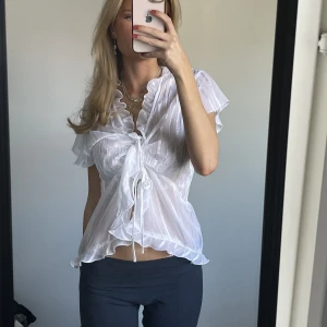 Blus - Säljer denna så fina blusen😍 du kan knyta den på fler olika sett😀