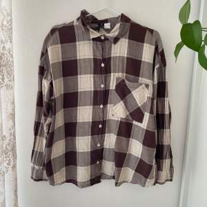 En brun och gräddvit skjorta från H&M, endast använd några gånger. 