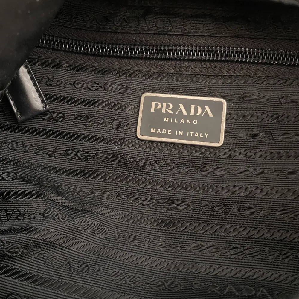 Säljer min Prada ryggsäck då den inte kommer till användning längre❣️den är i bra skick men finns tecken på användning. Köpt på Grailed.  Skriv för funderingar eller fler bilder ❣️. Väskor.